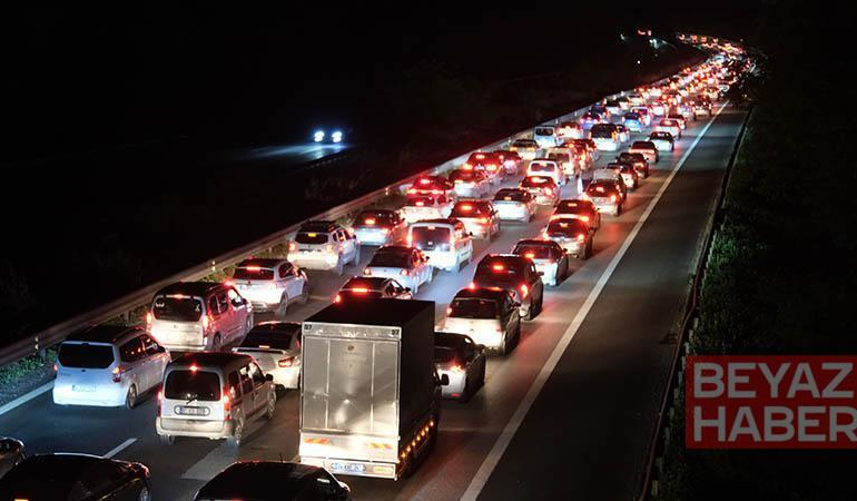 Anadolu Otoyolu Düzce geçişinde trafik durma noktasına geldi