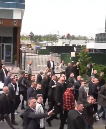 CHP Genel Merkezi önünde Kılıçdaroğlu ve Özel destekçileri arasında arbede!