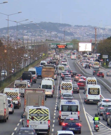 İşe gitmek isteyen İstanbullular trafikle karşılaştı! Yoğunluk yüzde 60'ı aştı