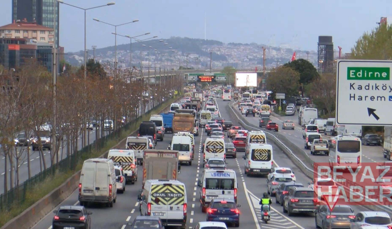 İşe gitmek isteyen İstanbullular trafikle karşılaştı! Yoğunluk yüzde 60'ı aştı