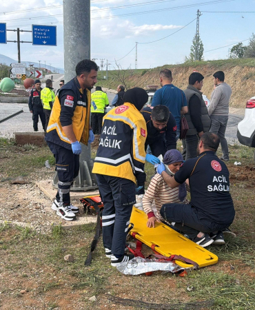 İki otomobil kavşakta çarpıştı: 3 yaralı
