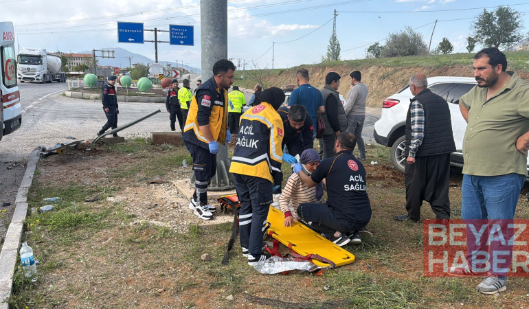 İki otomobil kavşakta çarpıştı: 3 yaralı