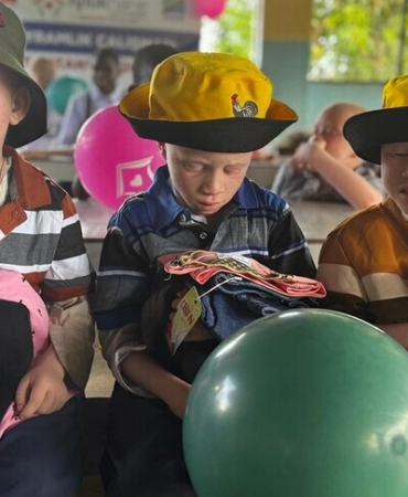 Türk STK'ler Tanzanya'daki albino çocuklara bayram sevinci yaşattı