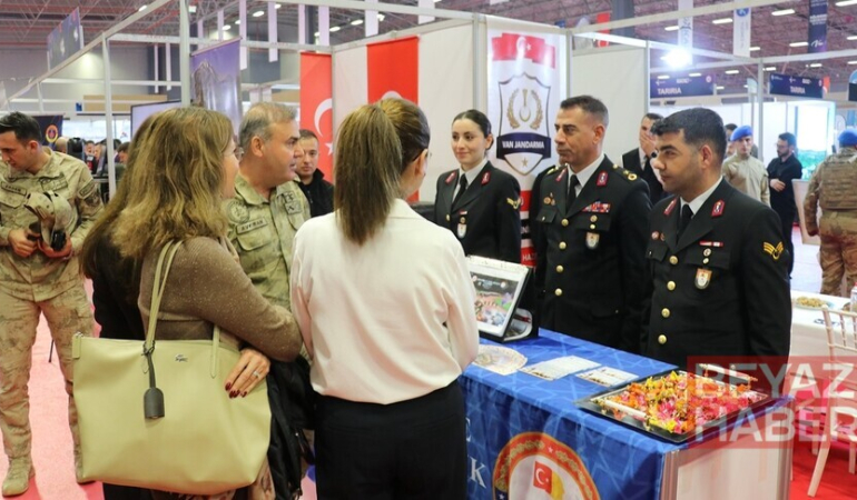 Van'da düzenlenen "Doğu Anadolu Kariyer Fuarı" yaklaşık 45 bin ziyaretçi ağırladı