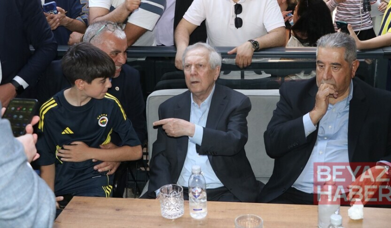 Fenerbahçe Kulübü Başkan Adayı Aziz Yıldırım, taraftarlarla bir araya geldi