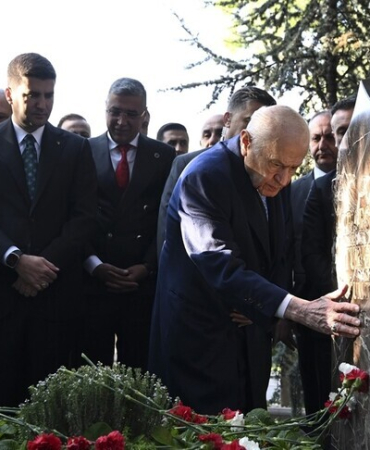 MHP Genel Başkanı Bahçeli, Alparslan Türkeş'in kabrini ziyaret etti