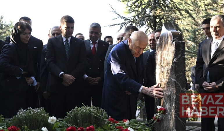 MHP Genel Başkanı Bahçeli, Alparslan Türkeş'in kabrini ziyaret etti