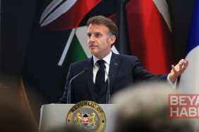 Macron, Kenya'daki panelde konuşmacıları dinlemeyip gürültü yapan katılımcıları sahneye çıkarak susturdu