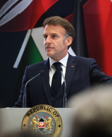 Macron, Kenya'daki panelde konuşmacıları dinlemeyip gürültü yapan katılımcıları sahneye çıkarak susturdu