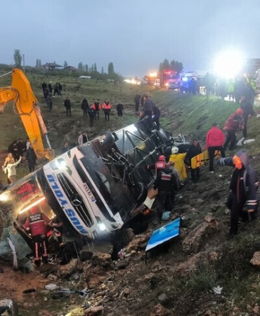 Malatya'da otobüsün şarampole devrilmesi sonucu 4 kişi öldü, 15 kişi yaralandı
