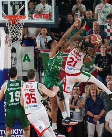 Karşıyaka "son saniyede" Basketbol Süper Ligi'ne tutundu