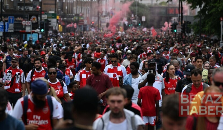 Arsenal, 22 yıl sonra gelen şampiyonluğu taraftarlarıyla kutladı