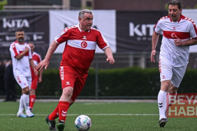 Bakan Bak, Meclisspor ile şöhretler karması arasındaki gösteri maçında futbol oynadı