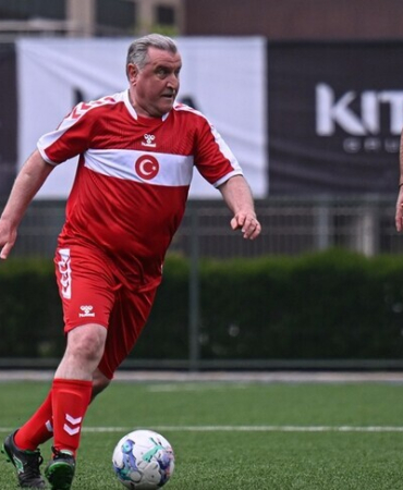 Bakan Bak, Meclisspor ile şöhretler karması arasındaki gösteri maçında futbol oynadı