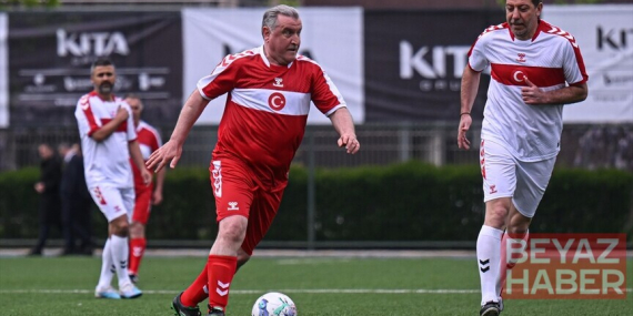 Bakan Bak, Meclisspor ile şöhretler karması arasındaki gösteri maçında futbol oynadı