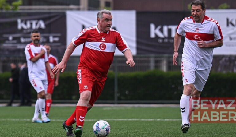 Bakan Bak, Meclisspor ile şöhretler karması arasındaki gösteri maçında futbol oynadı