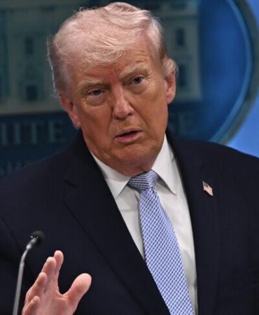 Trump, AB menşeli otomobil ve kamyonlara uygulanan tarifeleri yüzde 25'e çıkaracağını açıkladı