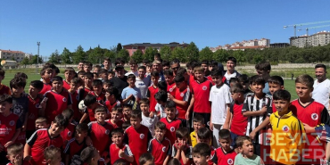 Milli futbolcu Cengiz Ünder memleketi Balıkesir'de genç sporcularla buluştu