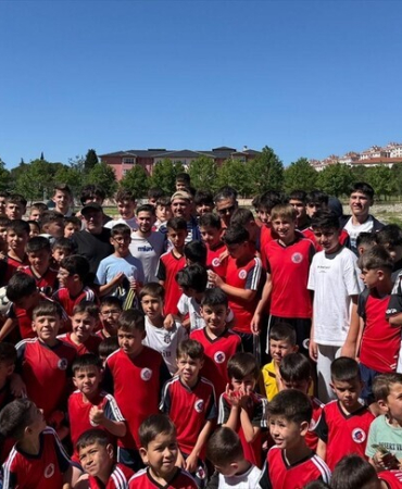 Milli futbolcu Cengiz Ünder memleketi Balıkesir'de genç sporcularla buluştu