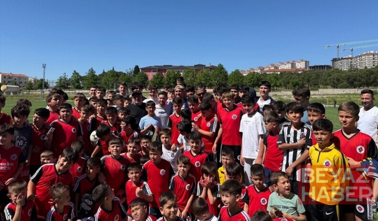 Milli futbolcu Cengiz Ünder memleketi Balıkesir'de genç sporcularla buluştu