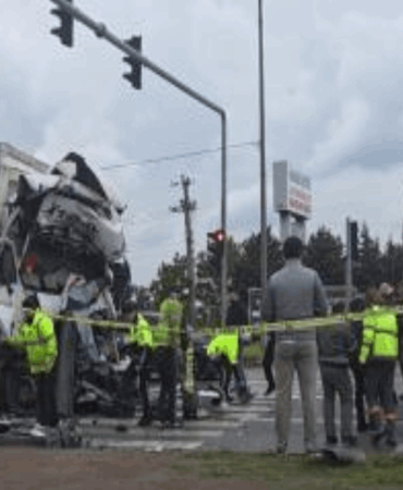 TIR, tankere çarptı feci kaza can aldı