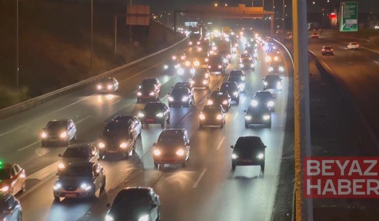 Bayram tatili dönüşü İstanbul girişinde trafik yoğunluğu