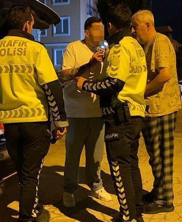 Kazadan sonra kaçan alkollü sürücü, aracında uyurken yakalandı