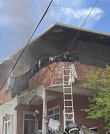 Boş binada yangın çıktı, bitişik evdeki anne ile kızı dumandan etkilendi