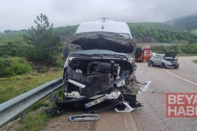 Minibüs ile otomobilin çarpıştığı kaza kamerada; 6 yaralı