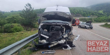 Minibüs ile otomobilin çarpıştığı kaza kamerada; 6 yaralı