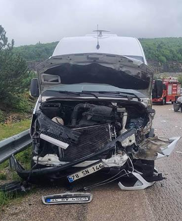 Minibüs ile otomobilin çarpıştığı kaza kamerada; 6 yaralı