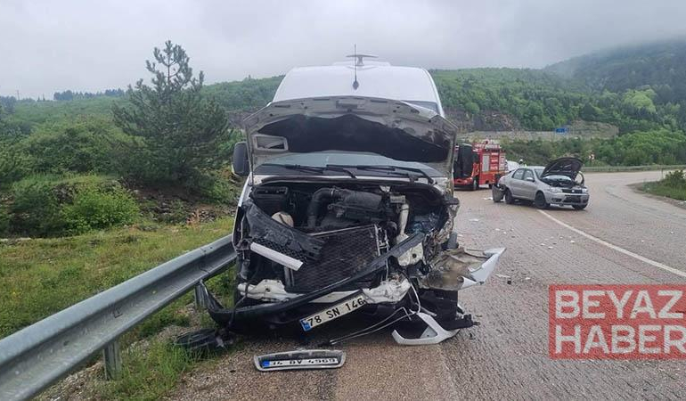 Minibüs ile otomobilin çarpıştığı kaza kamerada; 6 yaralı