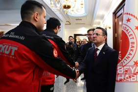 Bakan Gürlek, HSK üyeleri, birim amirleri ve bakanlık personeliyle bayramlaştı