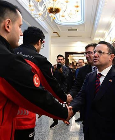 Bakan Gürlek, HSK üyeleri, birim amirleri ve bakanlık personeliyle bayramlaştı