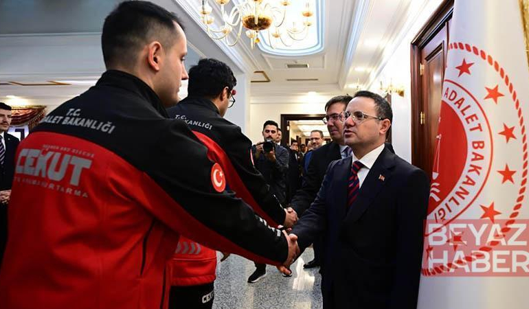 Bakan Gürlek, HSK üyeleri, birim amirleri ve bakanlık personeliyle bayramlaştı