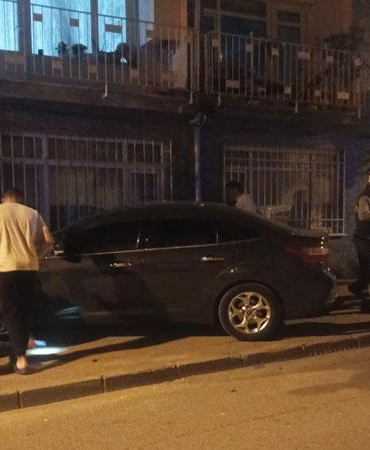Cipin çarptığı otomobil savrularak doğal gaz kutusuna hasar verdi; binalar tahliye edildi