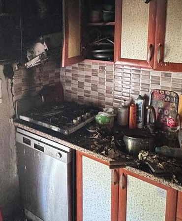 Elektrikli ocaktan çıkan yangın, mutfak eşyaları kullanılamaz hale getirdi