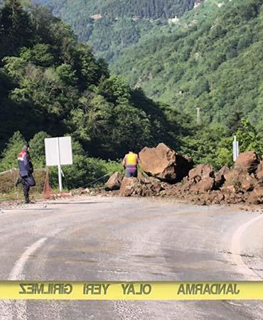 Trabzon-Bayburt kara yolu heyelan nedeniyle ulaşıma kapandı