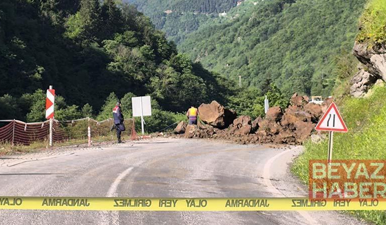 Trabzon-Bayburt kara yolu heyelan nedeniyle ulaşıma kapandı