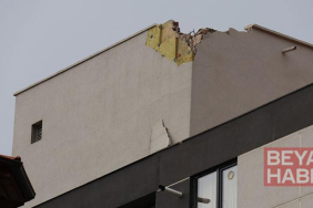 5 katlı apartmanın çatısına yıldırım düştü