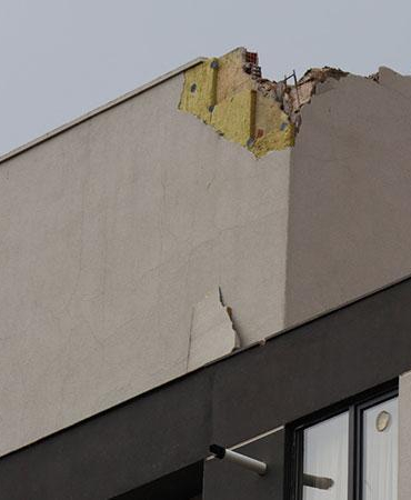 5 katlı apartmanın çatısına yıldırım düştü