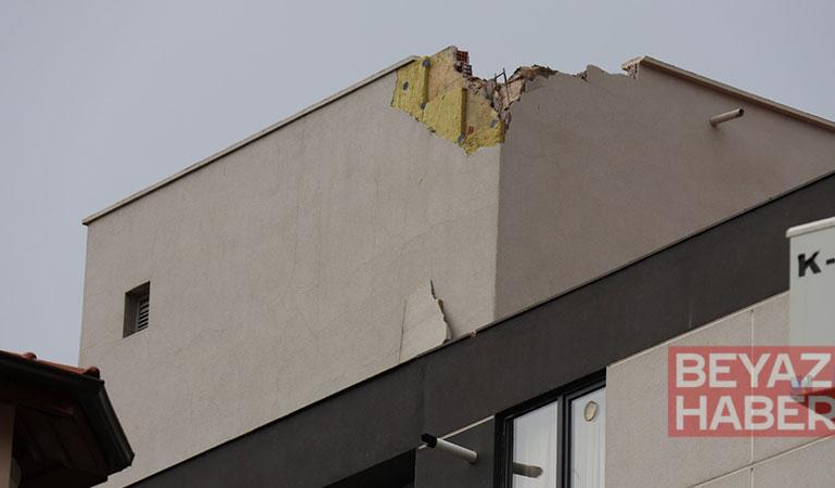 5 katlı apartmanın çatısına yıldırım düştü