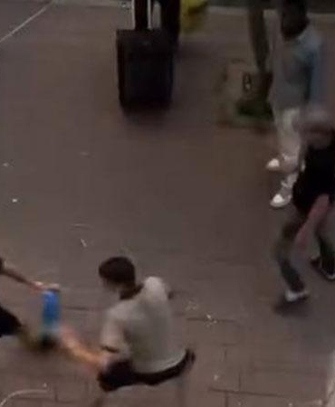 Fatih’te yabancı uyruklu kişilerin bıçaklı kavgası kamerada
