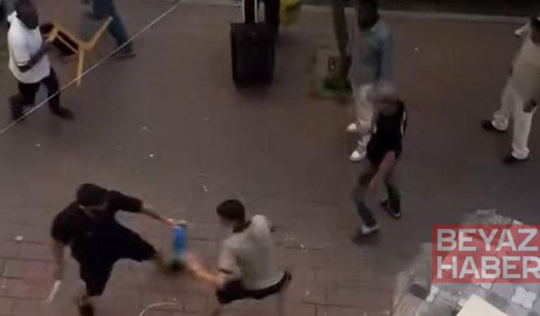 Fatih’te yabancı uyruklu kişilerin bıçaklı kavgası kamerada