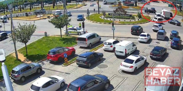 İki otomobilin çarpıştığı kaza kamerada; 4 yaralı