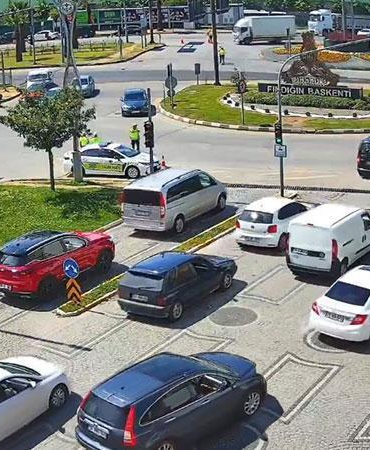İki otomobilin çarpıştığı kaza kamerada; 4 yaralı