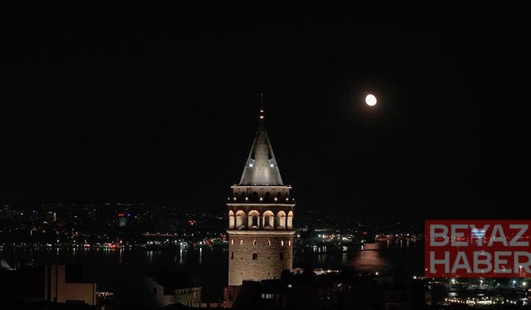 İstanbul’da dolunay seyirlik manzara oluşturdu