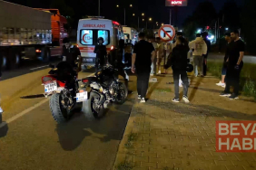 Kontrolden çıkan motosiklet, emniyet şeridindeki 2 motosiklete çarptı; 3 yaralı