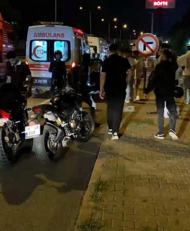 Kontrolden çıkan motosiklet, emniyet şeridindeki 2 motosiklete çarptı; 3 yaralı