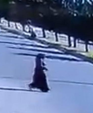 Şanlıurfa’da otomobilin, yayaya çarptığı kaza kamerada